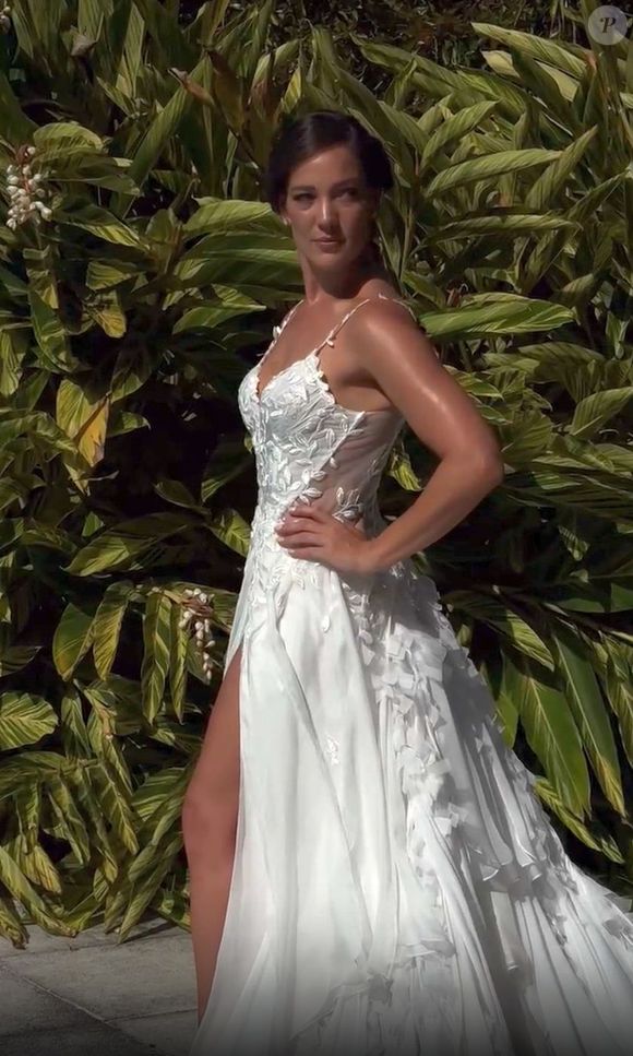 O vestido de noiva de Adriana Birolli foi confeccionado em musseline de seda com aplicações manuais de rendas