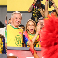 Fundadora de marca de moda de luxo, esposa de Carlo Ancelotti faz rara aparição na Sapucaí com o técnico da seleção; empresária usa abadá customizado e vibra com Sabrina Sato; fotos!