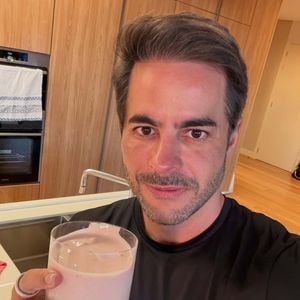 "Cinco meses depois, o espelho mostra uma transformação física. Mas a maior mudança aconteceu na minha cabeça. Hoje eu entendo que não adianta construir um império se você não tiver saúde para desfrutar dele", disse Kaká Diniz