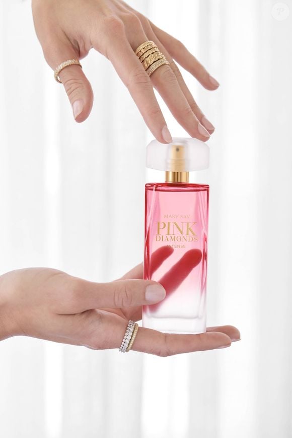 Encante-se com essa fragrância floral, elaborada para mulheres elegantes e encantadoras. Uma fragrância floral branca tão delicada e única quanto as mulheres que iluminam com seu brilho cativante.