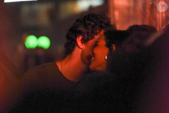 O clima de intimidade entre Shawn Mendes e Bruna Marquezine chamou atenção