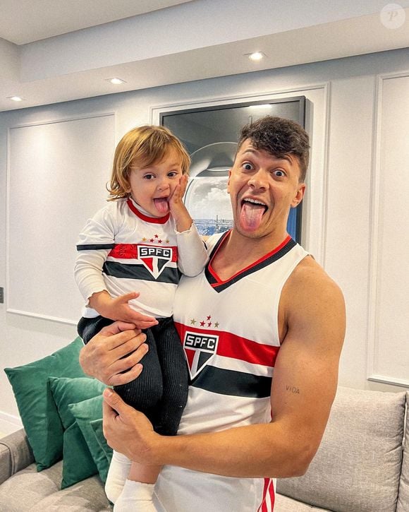 Cocielo fez uma tatuagem sutil no bíceps contendo a palavra 'vida'