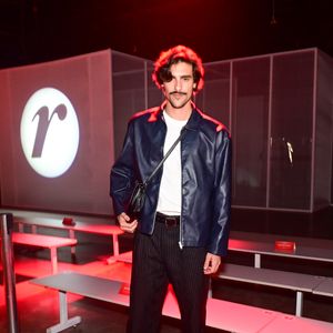 O ator Bruno Montaleone também marcou presença no evento, usando look casual