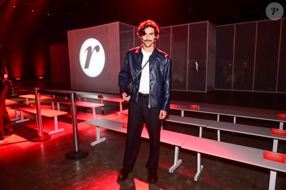 O ator Bruno Montaleone também marcou presença no evento, usando look casual