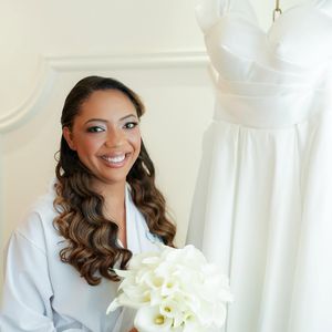 Minimalismo chic: todo branco, o vestido equilibrou tradição e frescor, provando que menos pode ser muito mais