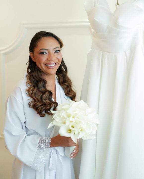 Minimalismo chic: todo branco, o vestido equilibrou tradição e frescor, provando que menos pode ser muito mais