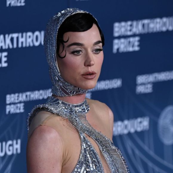 Gayle King revela que Katy Perry cantou durante experiência espacial em nave da Jeff Bezos