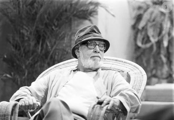 Na novela 'Hipertensão' guarda mistério sobre a paternidade de Carina (Maria Zilda Bethlem), uma vez que ela conta a mesma história para Napoleão (Cláudio Corrêa e Castro), assim como para Candinho (Paulo Gracindo, foto) e Romeu (Ary Fontoura)