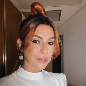 Fernanda Paes Leme ficou com o cabelo ruivo, mais puxado pro laranja, em 2022, por conta de um novo personagem