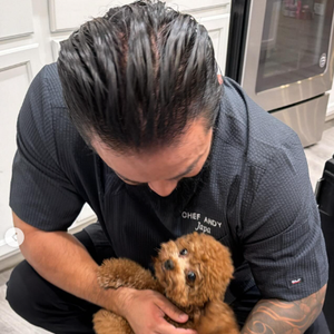 Andy Japa com o cachorrinho de Bruna Marquezine e João Guilherme