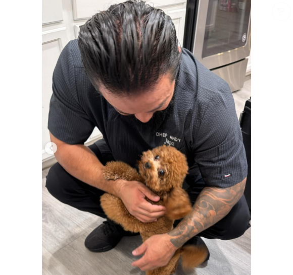 Andy Japa com o cachorrinho de Bruna Marquezine e João Guilherme