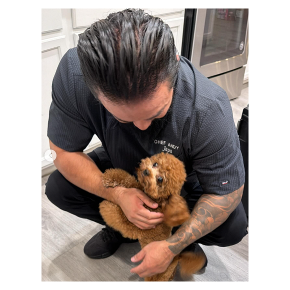 Andy Japa com o cachorrinho de Bruna Marquezine e João Guilherme