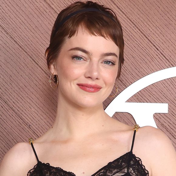 2025: embora não tenha confirmado, Emma Stone causou com suposições de que estaria usando peruca