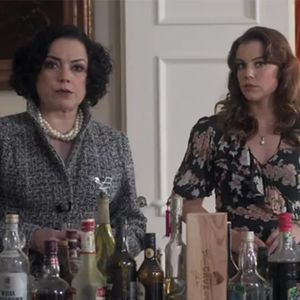 2017: ondulada e bastante diferente, Alice Wegmann fez uma participação especial na série 'Cidade Proibida