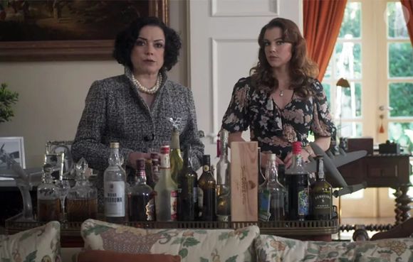 2017: ondulada e bastante diferente, Alice Wegmann fez uma participação especial na série 'Cidade Proibida