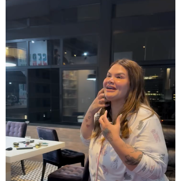 Durante o bate-papo, Thais Carla revelou já ter perdido 70 kg desde a bariátrica e confessou a meta de perder mais 40 kg