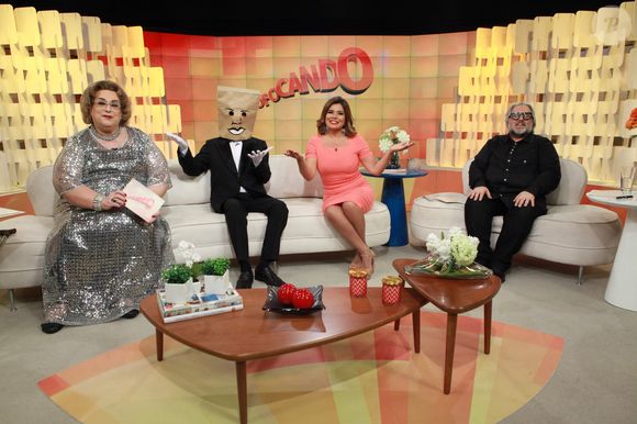 Dudu Camargo estreou no SBT como o 'Homem do Saco' do 'Fofocando', mais tarde rebatizado de 'Fofocalizando', 'Triturando' e 'Notícias Impressionantes'