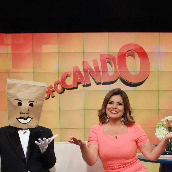 Dudu Camargo estreou no SBT como o 'Homem do Saco' do 'Fofocando', mais tarde rebatizado de 'Fofocalizando', 'Triturando' e 'Notícias Impressionantes'