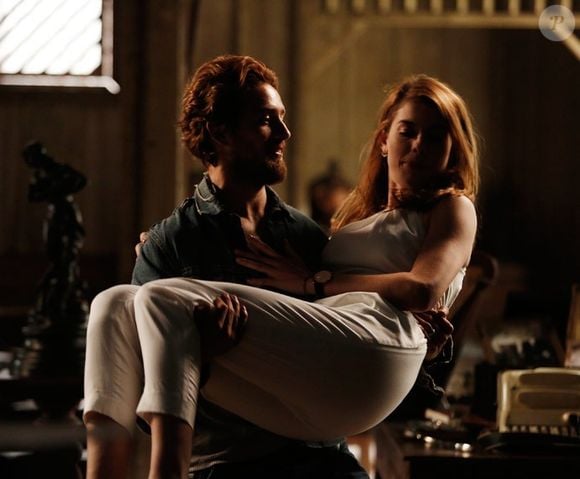 Felipe (Rafael Cardoso) e Lívia (Alinne Moraes) se apaixonam à primeira vista na segunda fase da novela 'Além do Tempo'
