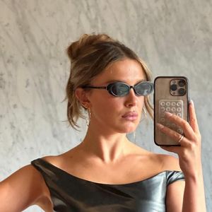 Millie Bobby Brown é fã de acessórios estilosos e peças mais contemporâneas