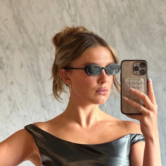 Millie Bobby Brown é fã de acessórios estilosos e peças mais contemporâneas