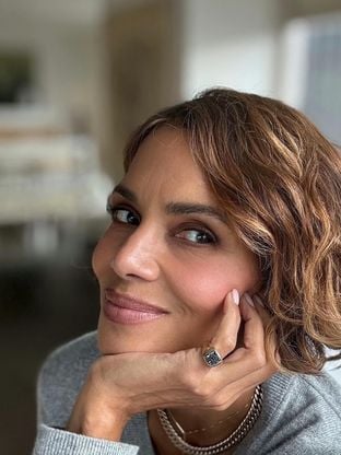 O segredo da força e longevidade de Halle Berry, hoje aos 60 anos