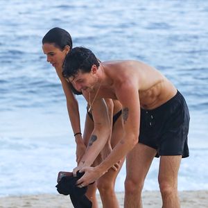 Bruna Marquezine aposta em biquíni preto cavado e curte dia de praia com Shawn Mendes no Rio