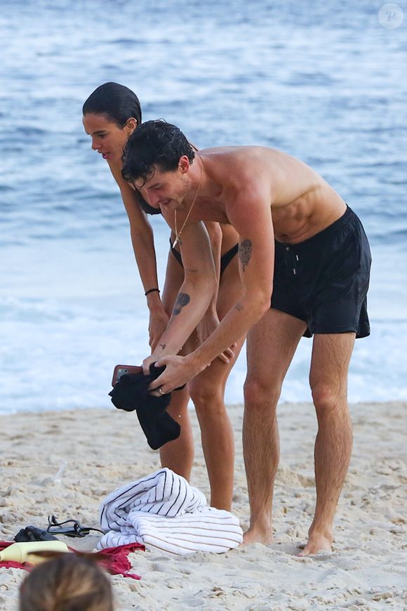 Bruna Marquezine aposta em biquíni preto cavado e curte dia de praia com Shawn Mendes no Rio
