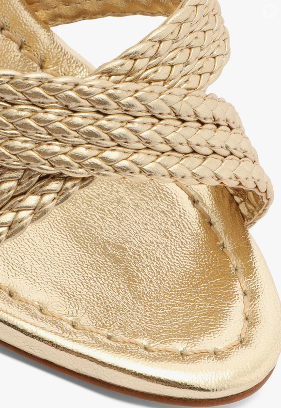 As tiras com efeito de couro e tramas sofisticadas envolvem o pé e o tornozelo, garantindo elegância, conforto e mais firmeza ao caminhar