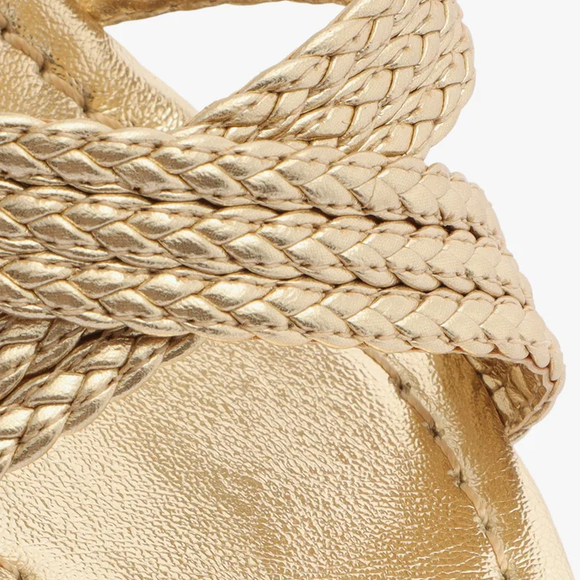 As tiras com efeito de couro e tramas sofisticadas envolvem o pé e o tornozelo, garantindo elegância, conforto e mais firmeza ao caminhar