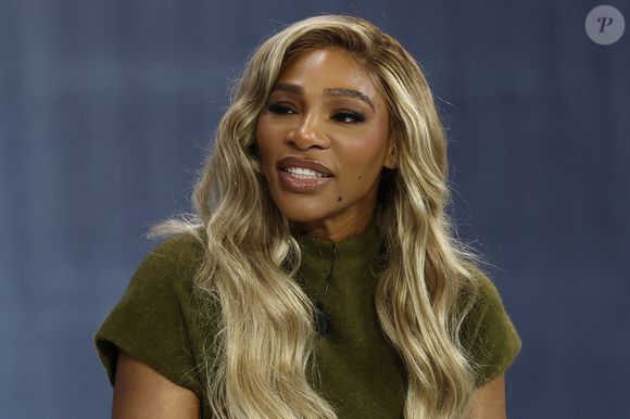 A tenista Serena Williams, hoje com 43 anos, é adepta de cabelo longo e dispensa o etarismo