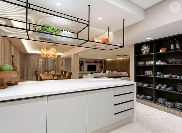 A residência fica em um condomínio à beira-mar cercado por vegetação nativa, que garante discrição e reforça a conexão com a paisagem local.