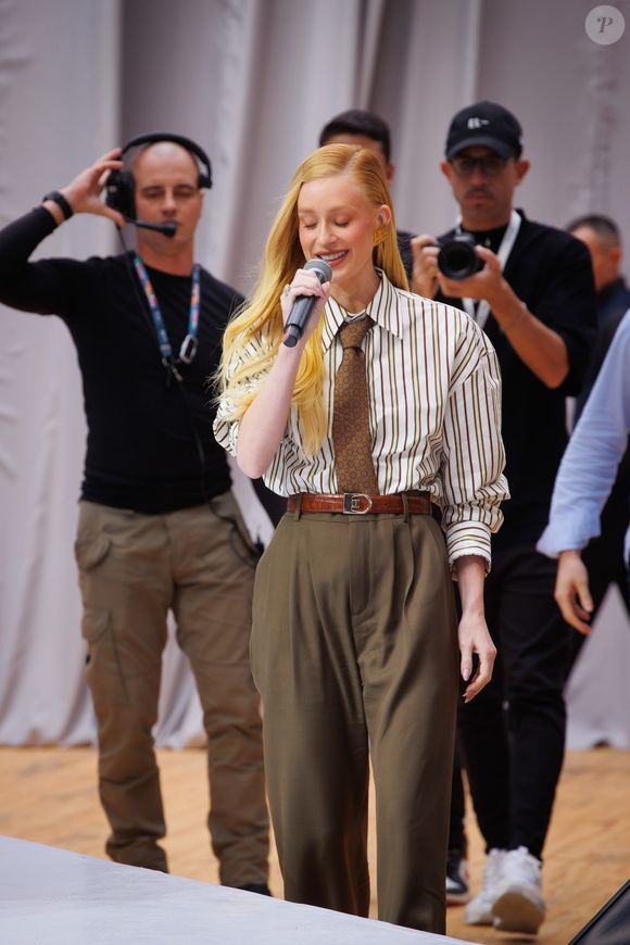 Marina Ruy Barbosa combina look corpcore com acessórios marcantes