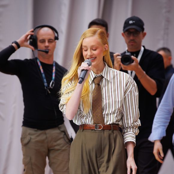 Marina Ruy Barbosa combina look corpcore com acessórios marcantes