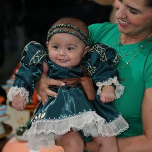 Clara aparece com vestido verde e tiara, em clima de conto de fadas