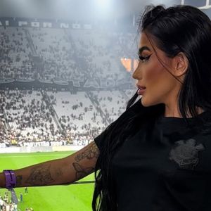 Falando abertamente sobre sua intimidade, MC Mirella contou que evitar fazer barulho quando transa com Dynho Alves em respeito a família que mora junto com eles.