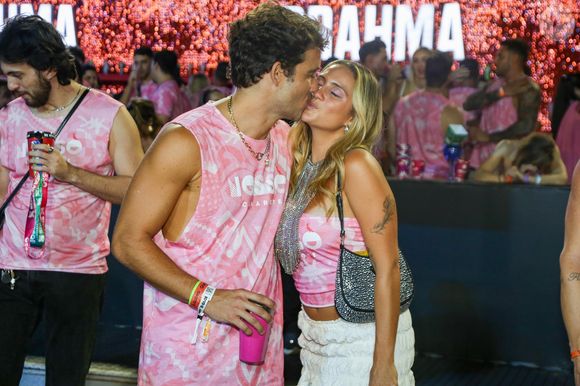 Carnaval 2025: beijo de Luisa Périssé no namorado durante desfile na Sapucaí