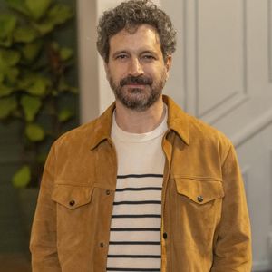 Caco Cicoler na novela 'Vale Tudo', de Manuela Dias, é um marchant espanhol.