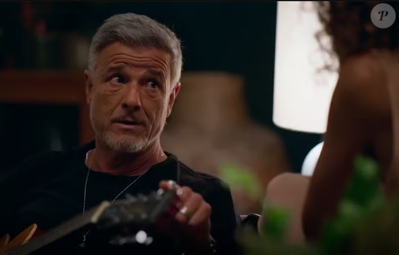 Jaques (Marcello Novaes) tenta colher DNA de Sofia (Elis Cabral) para saber se ela é filha de Vanderson (Armando Babaioff)