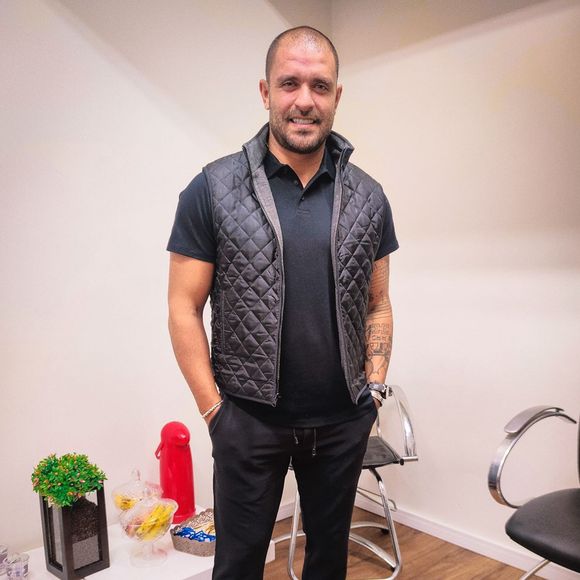 Careca e barba curta virou a marca registrada de Diogo Nogueira