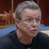 Que loucura! Ex Big Boss do 'BBB', Boninho surge na sede de 'A Fazenda 17', anuncia reality show na Record e leva web ao delírio: 'Histórico!'