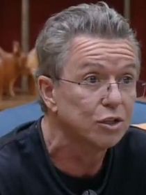 Que loucura! Ex Big Boss do 'BBB', Boninho surge na sede de 'A Fazenda 17', anuncia reality show na Record e leva web ao delírio: 'Histórico!'