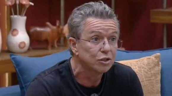 Que loucura! Ex Big Boss do 'BBB', Boninho surge na sede de 'A Fazenda 17', anuncia reality show na Record e leva web ao delírio: 'Histórico!'