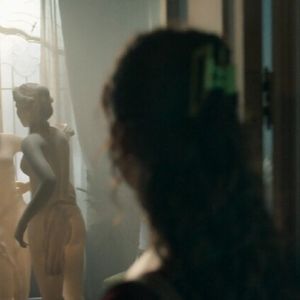 A entrada de Gerluce no cômodo secreto vai revelar detalhes sobre a escultura misteriosa que dá nome ao folhetim