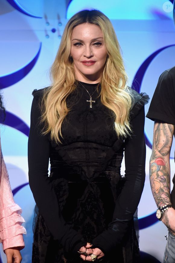 O procedimento de remoção das gorduras na bochecha, também chamado de bichectomia, que afina o rosto, também foi citado por Dr. Amish Patel como possível tratamento utilizado por Madonna.