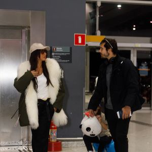 Sabrina Sato elege jaqueta bomber com plumas para viajar com Nicolas Prattes e enfrentar 4°C em novo destino do casal