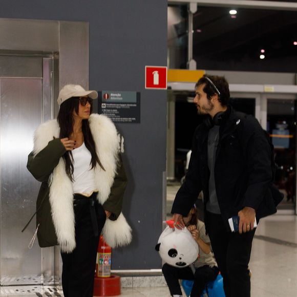 Sabrina Sato elege jaqueta bomber com plumas para viajar com Nicolas Prattes e enfrentar 4°C em novo destino do casal