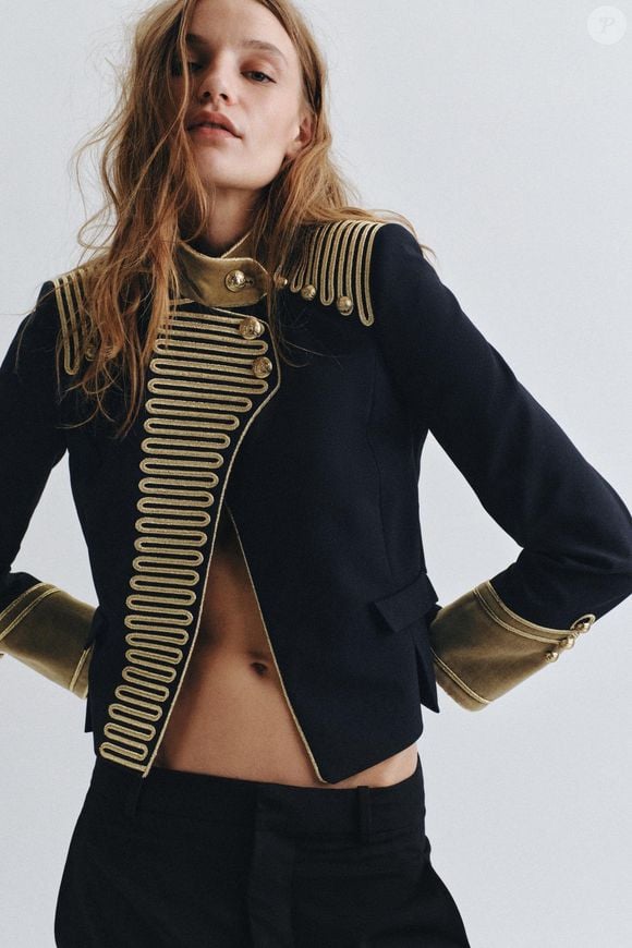 Elegante e dramático, o casaco da linha ZW Collection da Zara lembra figurinos históricos que voltaram às passarelas internacionais em 2026