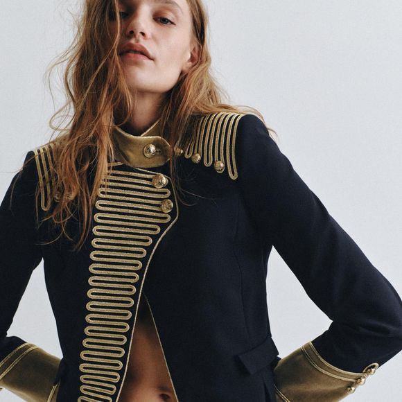 Elegante e dramático, o casaco da linha ZW Collection da Zara lembra figurinos históricos que voltaram às passarelas internacionais em 2026