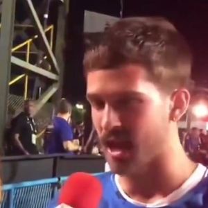 Euforia ou cachaça? Ator e influenciador vira assunto nas redes após entrevista animada no Carnaval do Rio.